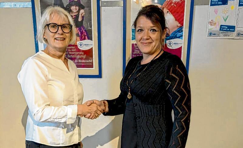 Irmgard Seiler-Kestner übergibt den Staffelstab an Olga Ritter beim Kinderschutzbund Dillingen