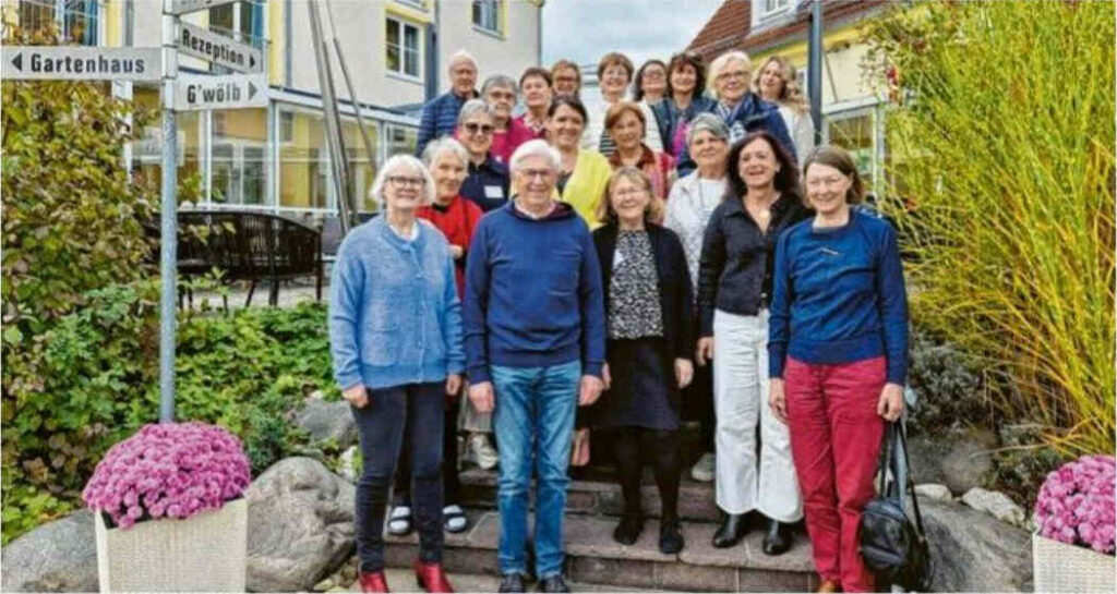 Gruppenfoto von Ehrenamtlichen des Kinderschutzbundes waehrend einer Klausurtagung in Horgau.