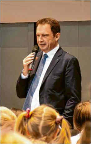 Kinderbürgerversammlung der Stadt Dillingen mit vielen Grundschulkindern im Stadtsaal.