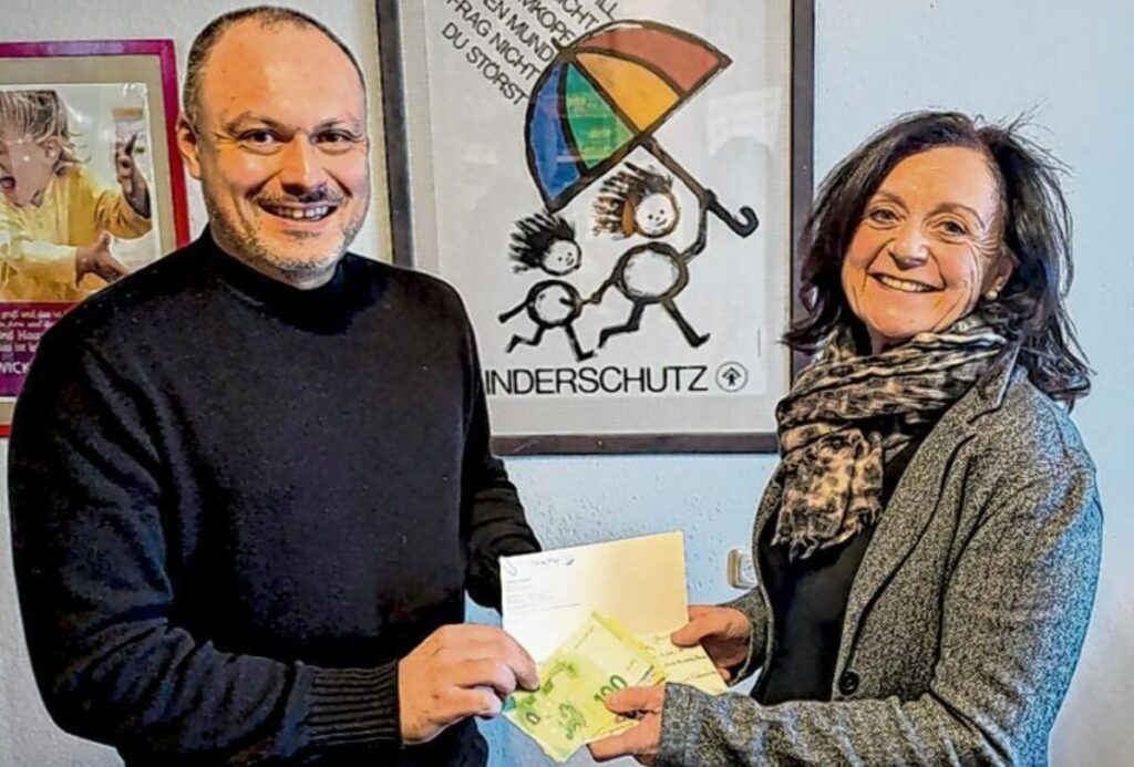 Zeitungsartikel über eine 1.500-Euro-Spende der Mitarbeitenden des Sanitätshauses Hilscher an den Kinderschutzbund.