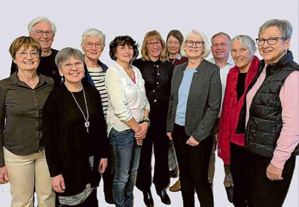 Gruppenfoto des neu gewählten Vorstands und weiterer Mitglieder des Kinderschutzbundes Dillingen bei der Mitgliederversammlung im Chili in Dillingen im Februar 2026.