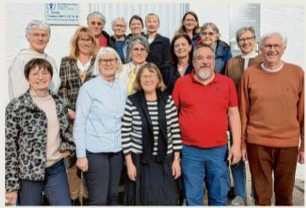 Gruppe von Ehrenamtlichen des Kinderschutzbundes Kreisverband Dillingen bei einer Fortbildung mit Referentin Sigrid Fleischmann-Kroschel.